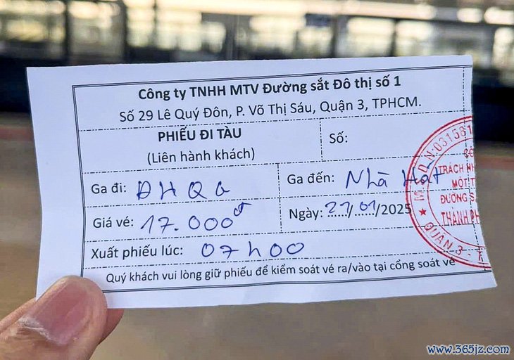 Metro số 1 ngày đầu thu tiền: Lượng khách đông hơn dự kiến - Ảnh 1.