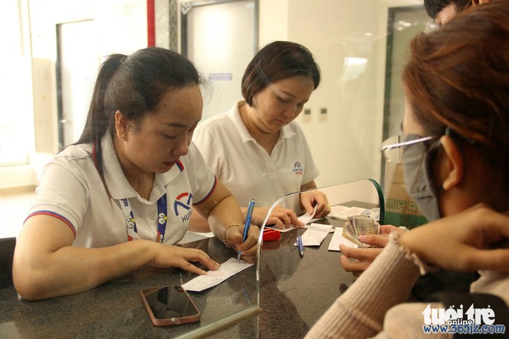 Metro số 1 ngày đầu thu tiền: Lượng khách hơn dự kiến， có lúc phải dùng vé giấy vì… đông - Ảnh 2.